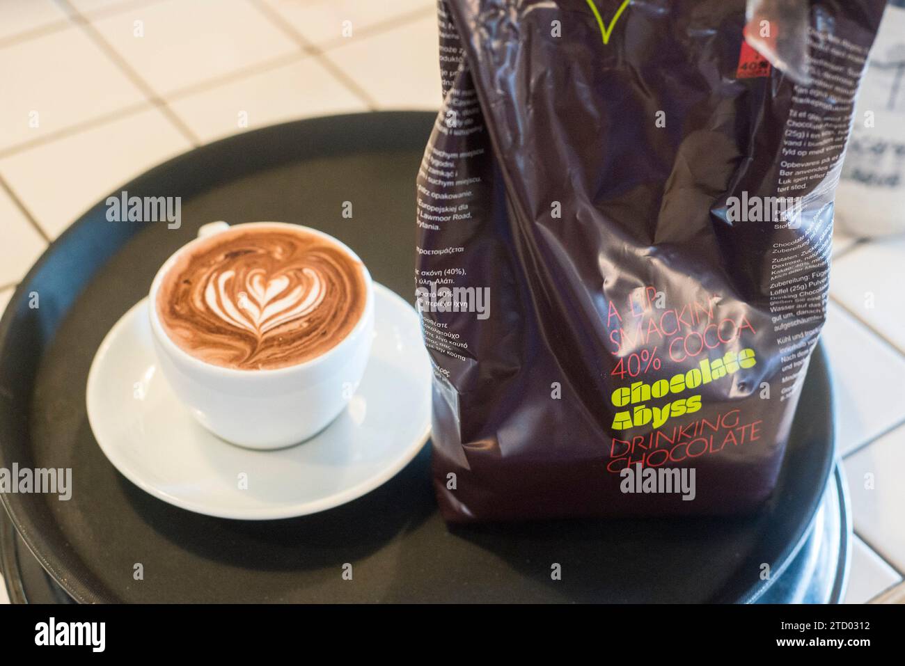 Fotos von jemandem, der einen Kaffee macht. Ein Rote-Bete-Latte in einem Café. Stockfoto