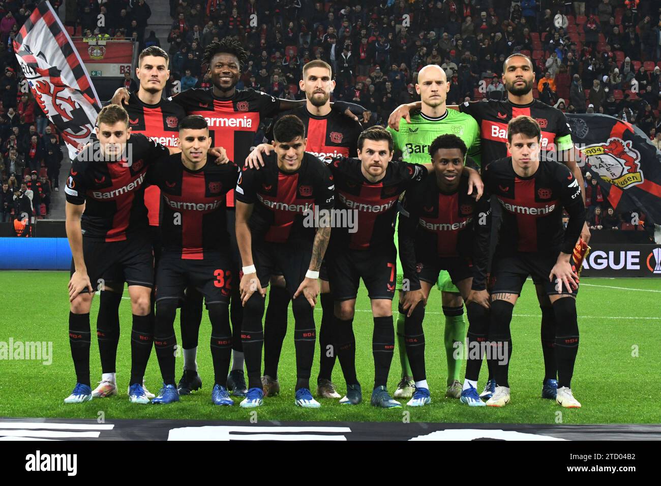 Teamfoto Bayer 04 Leverkusen vor dem Europaleague Spiel gegen Molde FK. Hintere Reihe v.l.n.r.: Patrik Schick, Edmond Tapsoba, Robert Andrich, Torhueter Niklas Lomb, Jonathan Tah. Vordere Reihe v.l.n.r.: Josip Stanisic, Gustavo Puerta, Piero Hincapie, Jonas Hofmann, Nathan Tella, Adam Hlozek ( alle Bayer 04 Leverkusen ). Deutschland, Bayer 04 Leverkusen vs. Molde FK, Fussball, Europa League, Gruppenphase, 6. Spieltag, Spielzeit 2023/2024, 14.12.2023 DFL-VORSCHRIFTEN VERBIETEN JEDE VERWENDUNG VON FOTOGRAFIEN ALS BILDSEQUENZEN UND/ODER QUASI-VIDEO Foto: Eibner-Pressefoto/Thomas Thienel Stockfoto