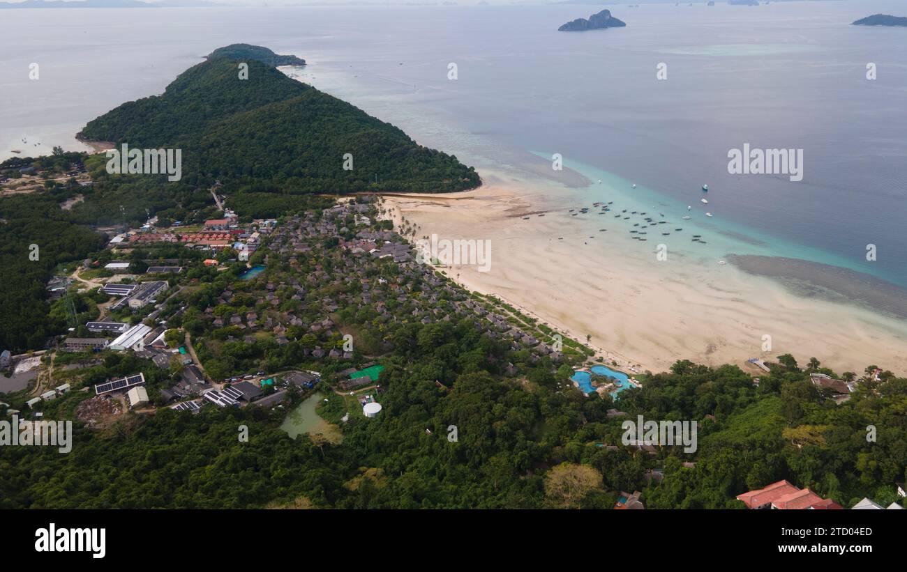 Boote aus der Vogelperspektive sitzen in der Loh Ba Kao Bay auf Phi Phi Island, Thailand. Thailands Tourismuszahlen liegen 2023 auf dem richtigen Weg zu den Prognosen der Regierung o Stockfoto