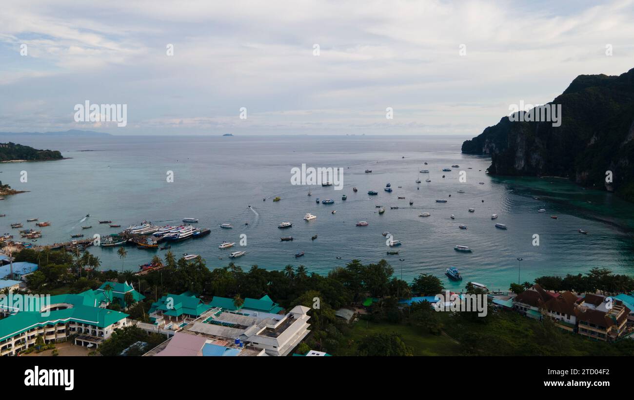 Aus der Vogelperspektive legen Boote in der Ton Sai Bay auf der Insel Phi Phi in Thailand an. Thailands Tourismuszahlen sind 2023 auf dem richtigen Weg zum Regierungsprojekt Stockfoto