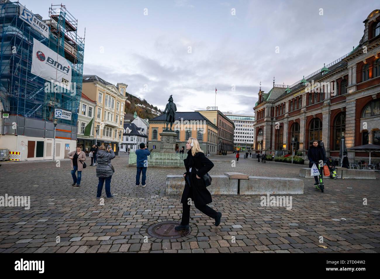 Man sieht Menschen, die in der Nähe des Ludvig Holberg-Denkmals in der Innenstadt von Bergen spazieren gehen. Bergen, Norwegens zweitgrößte Stadt, liegt an der Südwestküste und ist bekannt als Tor zu den berühmten Fjorden, was sie zu einem der größten touristischen Kreuzfahrthäfen Europas macht. Stockfoto