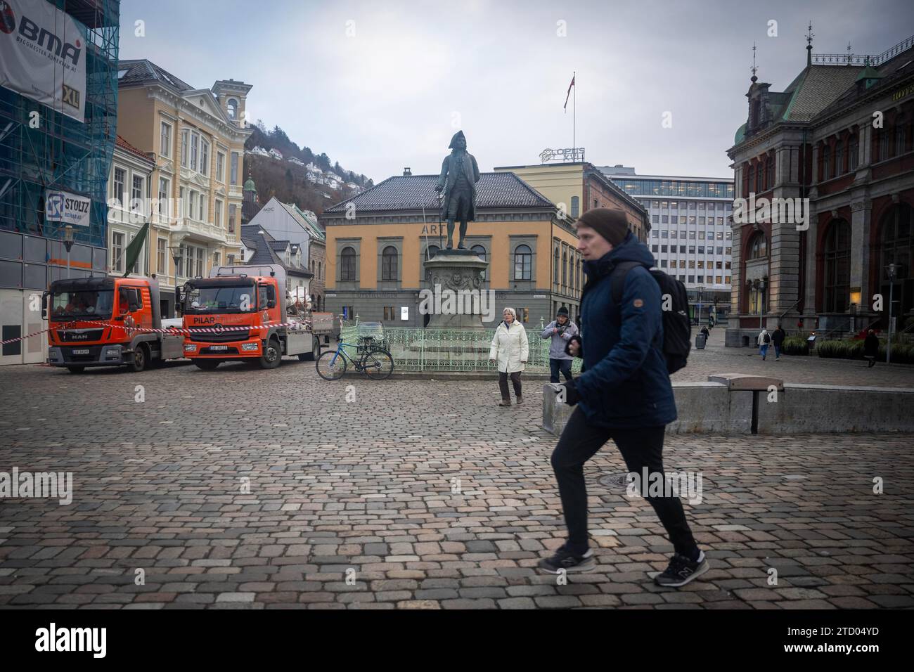 Man sieht Menschen, die in der Nähe des Ludvig Holberg-Denkmals in der Innenstadt von Bergen spazieren gehen. Bergen, Norwegens zweitgrößte Stadt, liegt an der Südwestküste und ist bekannt als Tor zu den berühmten Fjorden, was sie zu einem der größten touristischen Kreuzfahrthäfen Europas macht. (Foto: Jorge Castellanos / SOPA Images/SIPA USA) Stockfoto