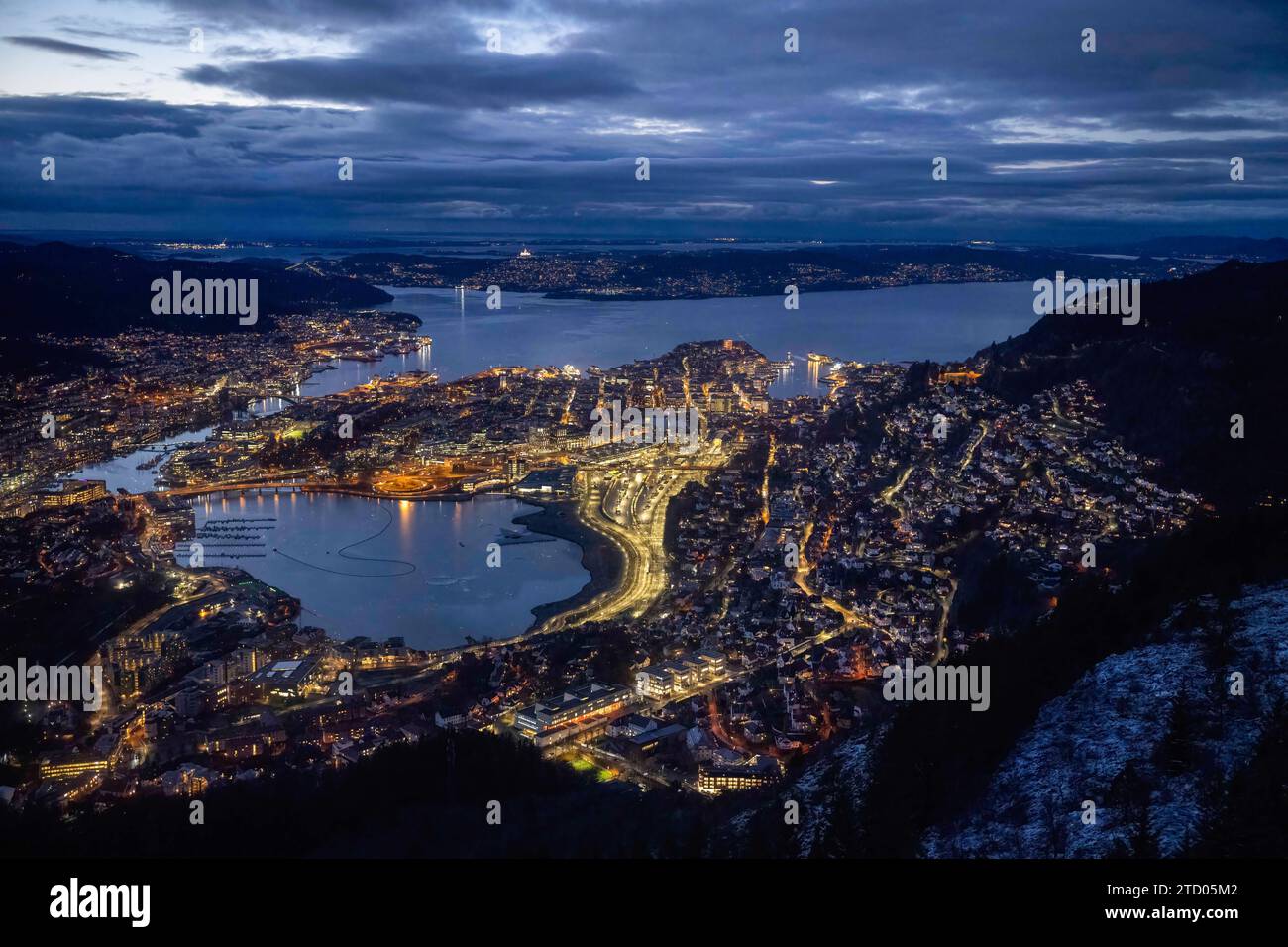 16. November 2023, Bergen, Vestland, Norwegen: Panoramablick auf die Stadt vom Berg Ulriken in Bergen. Bergen, Norwegens zweitgrößte Stadt, liegt an der Südwestküste und ist bekannt als Tor zu den berühmten Fjorden, was sie zu einem der größten touristischen Kreuzfahrthäfen Europas macht. (Credit Image: © Jorge Castellanos/SOPA Images via ZUMA Press Wire) NUR REDAKTIONELLE VERWENDUNG! Nicht für kommerzielle ZWECKE! Stockfoto