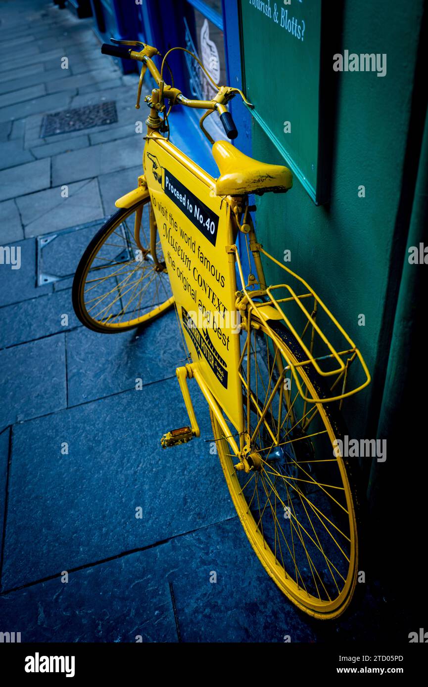 Gelbes Fahrrad für ein Museum, Victoria Street, Edinburgh, Schottland Stockfoto