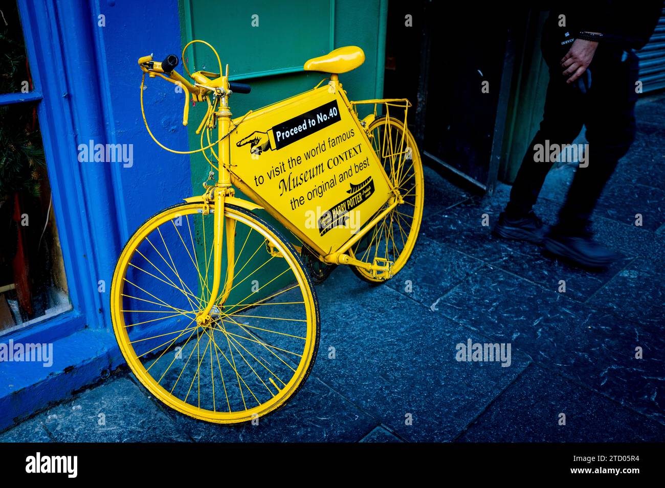Gelbes Fahrrad für ein Museum, Victoria Street, Edinburgh, Schottland Stockfoto