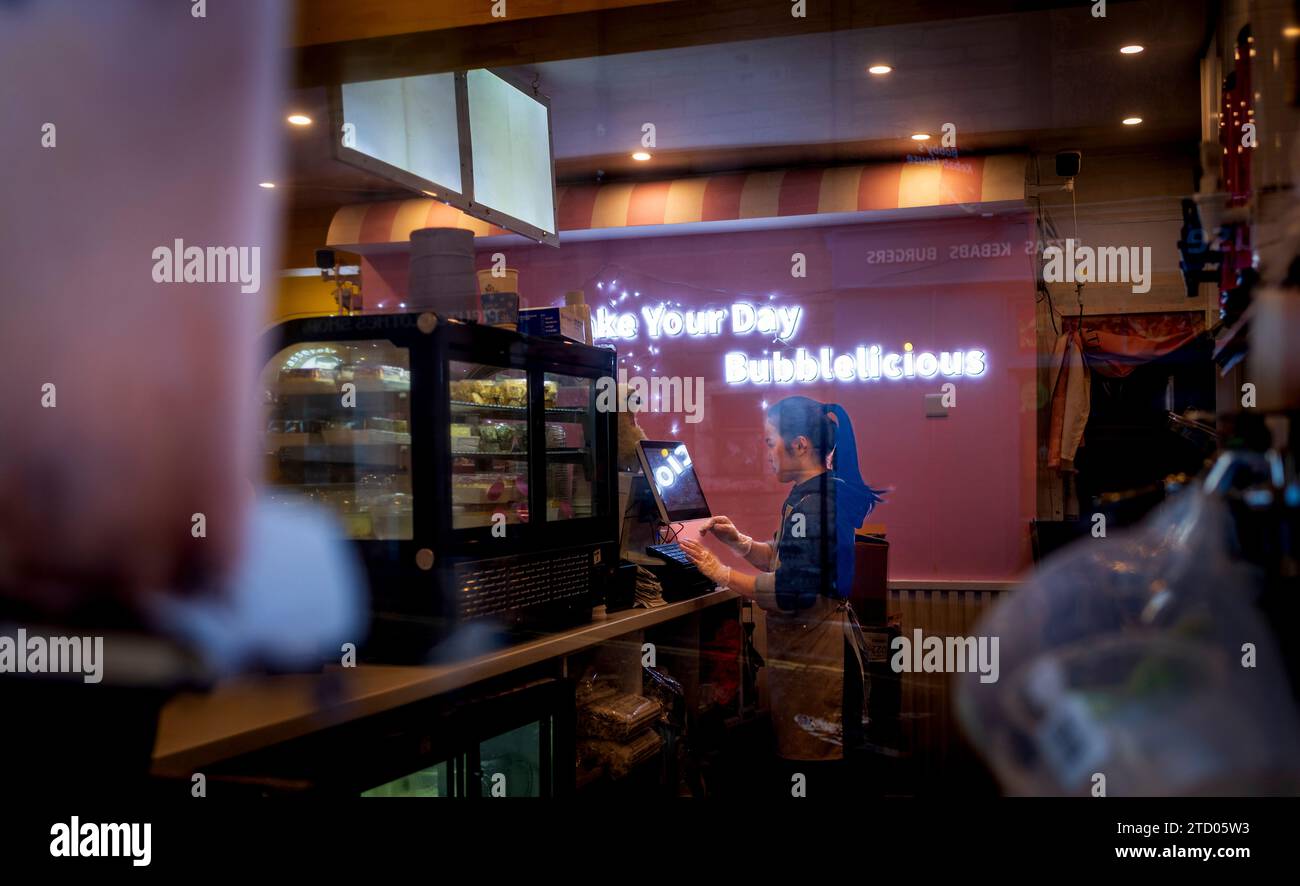 Ein Mädchen, das in einem Restaurant in der Candlemaker Row, Edinburgh, Schottland arbeitet Stockfoto