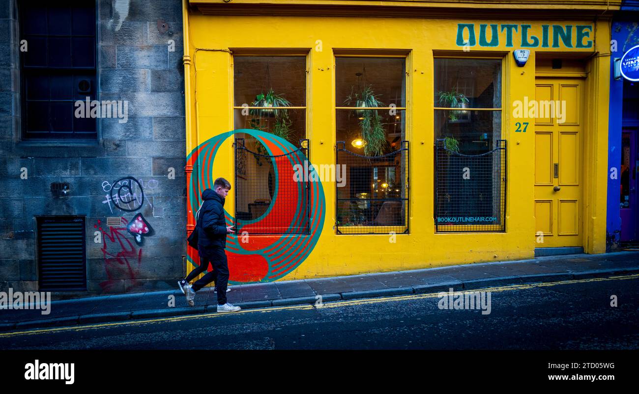 Ein Paar, das die Candlemaker Row in Edinburgh, Schottland, aufsteigt Stockfoto