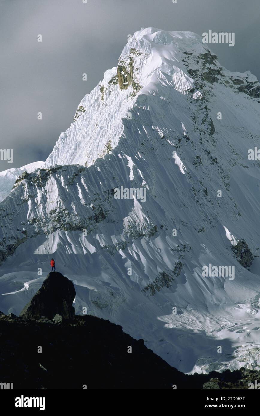 Ein Mann betrachtet die Berge. Stockfoto