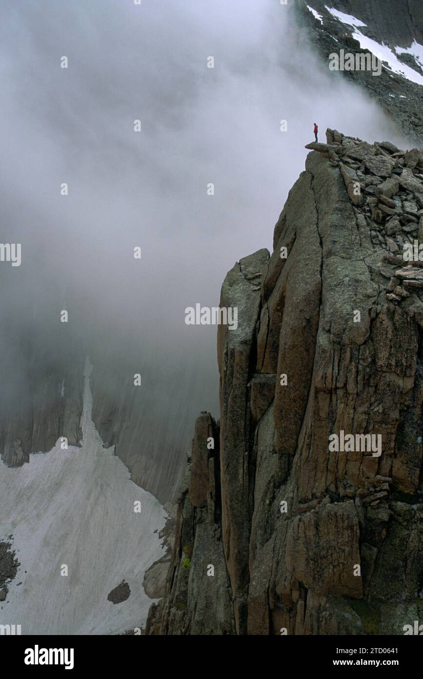 Ein Mann steht auf einem Berggipfel. Stockfoto