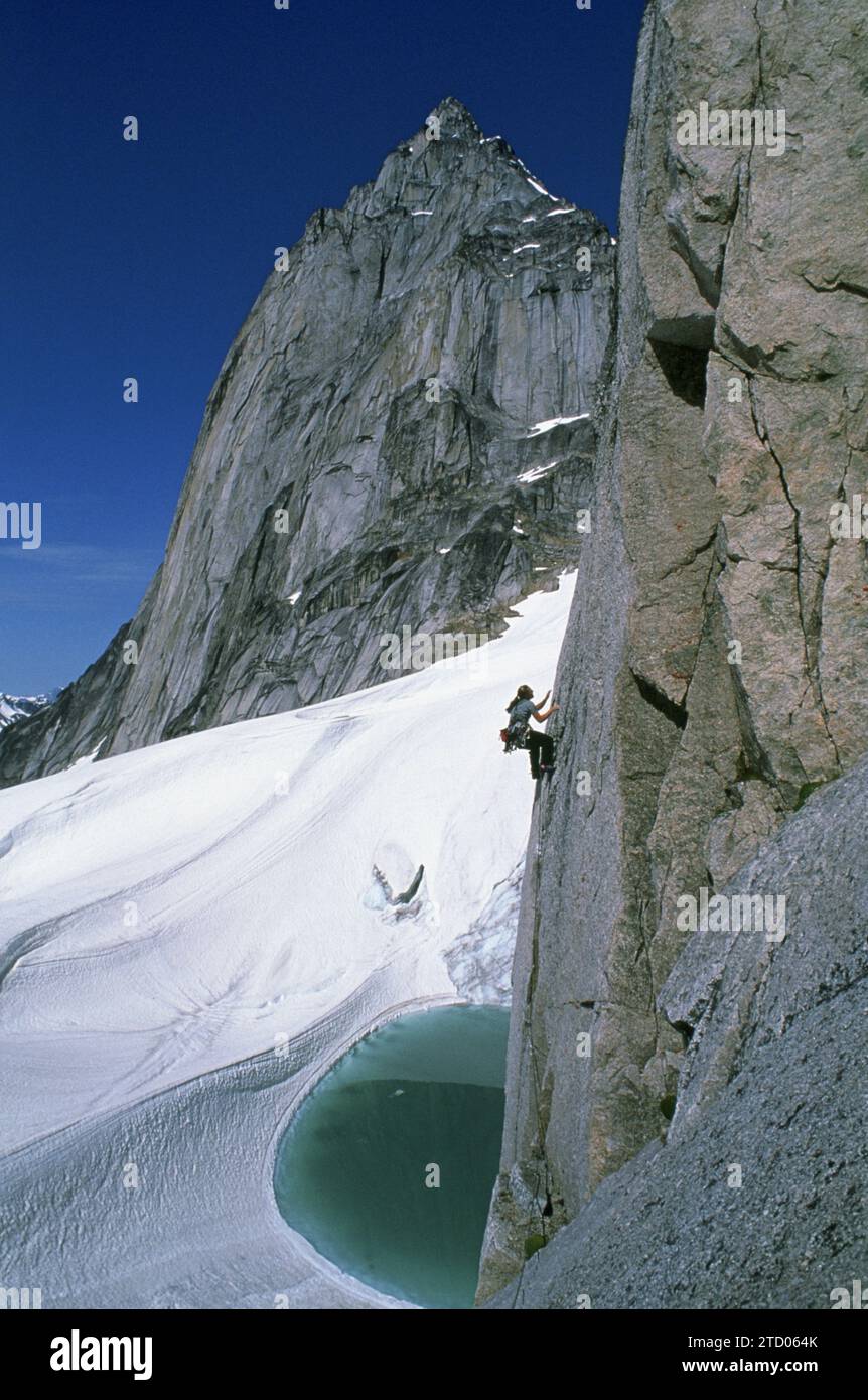 Ein Mädchen klettert über einen Gletschersee. Stockfoto