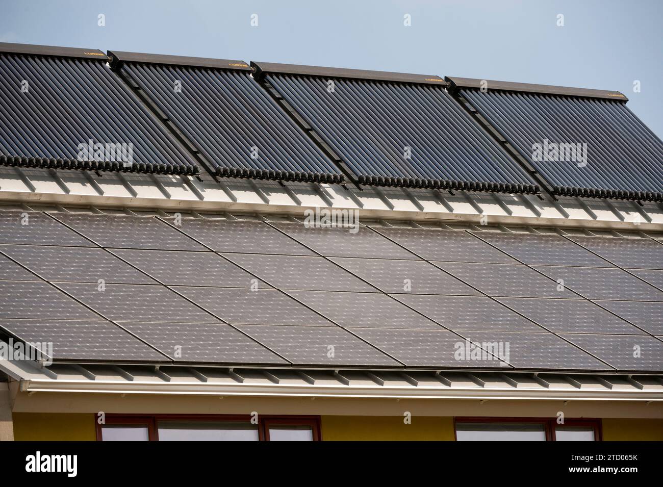 Vollständiges Sonnensystem auf dem Dach eines Hauses in Boulder, Colorado. Stockfoto