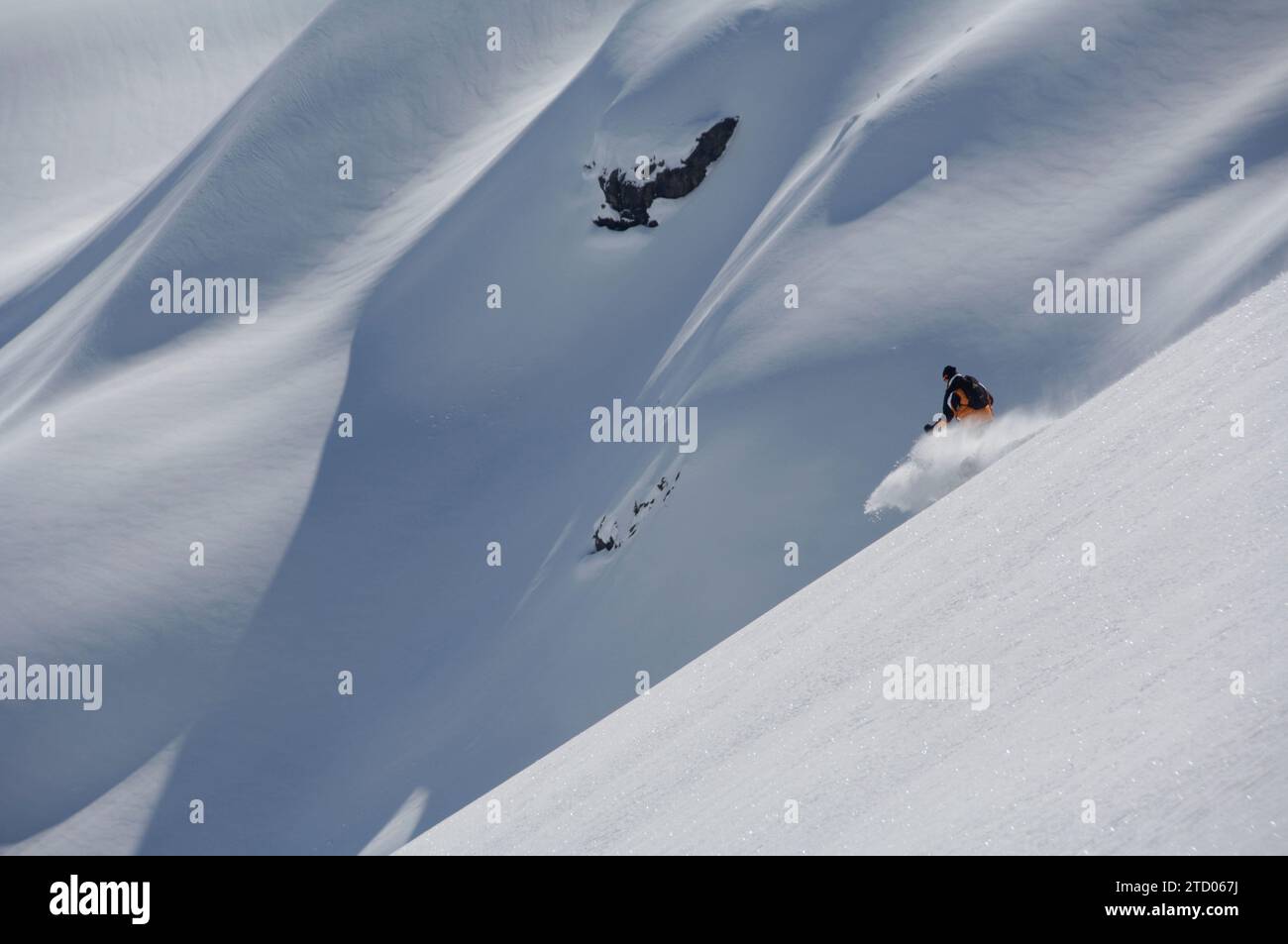 Pulverschnee-Skifahren in der Nähe von Schneewellen auf einem Gletscher. Stockfoto