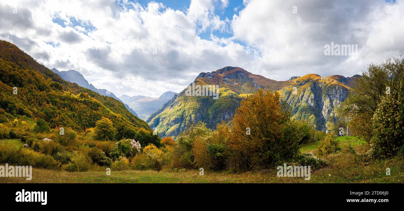 Bergpanorama der albanischen Alpen im Herbst Stockfoto