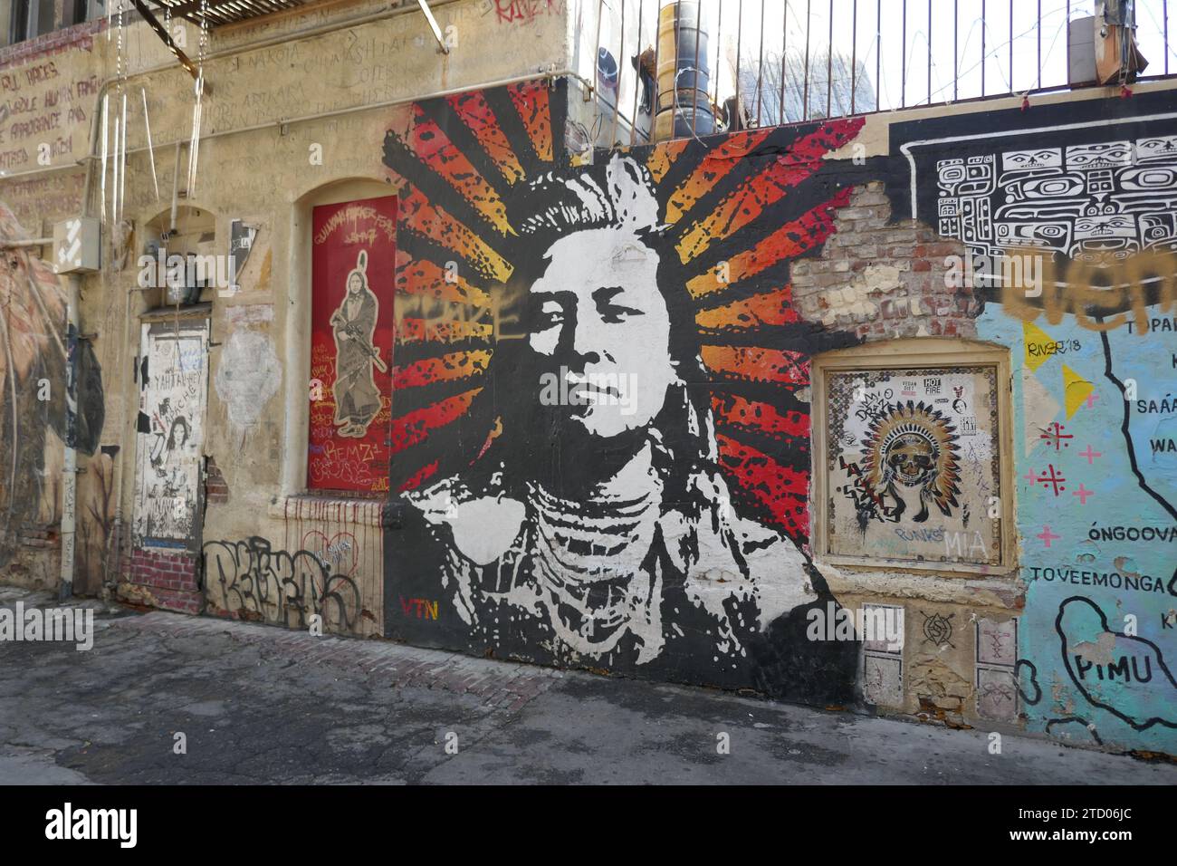 Los Angeles, Kalifornien, USA 13. Dezember 2023 Indian Alley Street Art Wandbilder in Downtown Los Angeles am 13. Dezember 2023 in Los Angeles, Kalifornien, USA. Foto: Barry King/Alamy Stock Photo Stockfoto