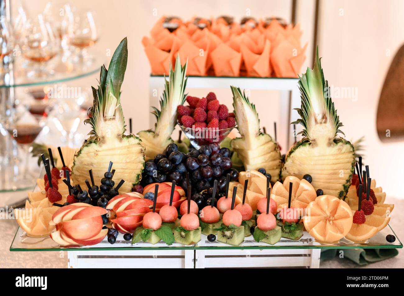 Obstservierteller, Vitamine in Form von frischem Obst, verschiedene Früchte. Stockfoto