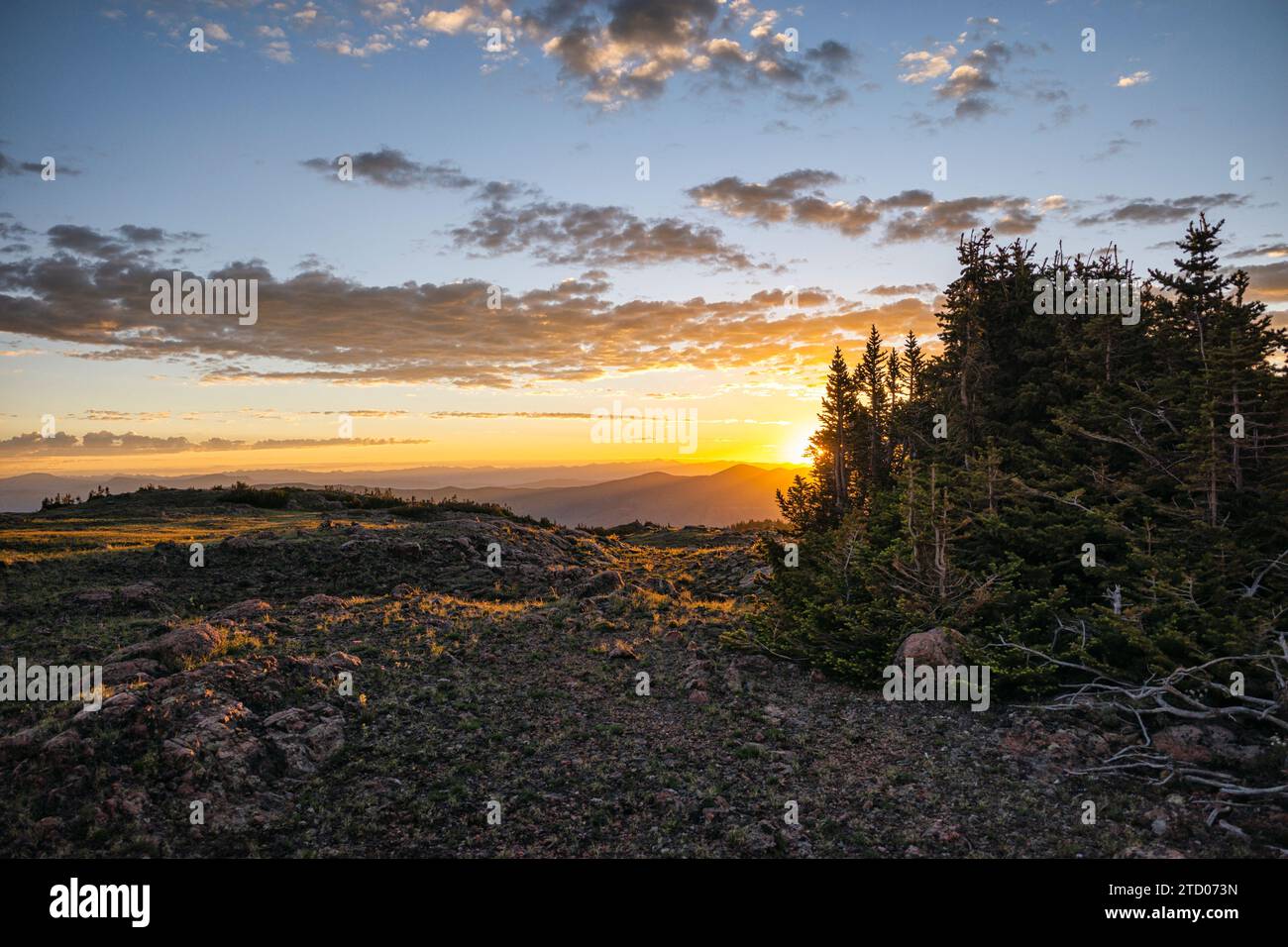 Warmer Sonnenaufgang an einem kühlen Morgen, Colorado Stockfoto