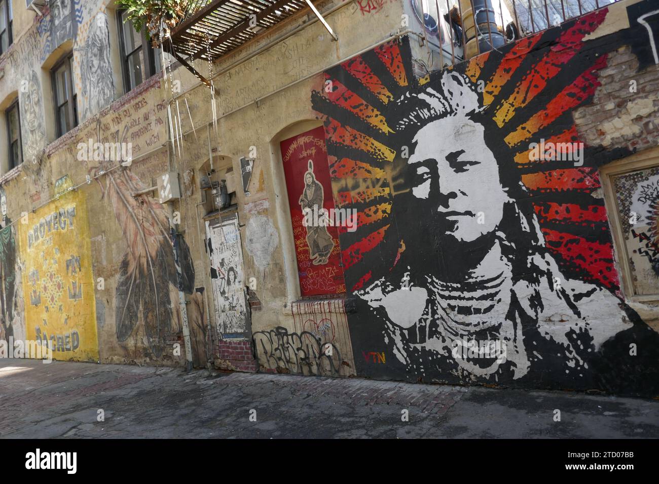 Los Angeles, Kalifornien, USA 13. Dezember 2023 Indian Alley Street Art Wandbilder in Downtown Los Angeles am 13. Dezember 2023 in Los Angeles, Kalifornien, USA. Foto: Barry King/Alamy Stock Photo Stockfoto