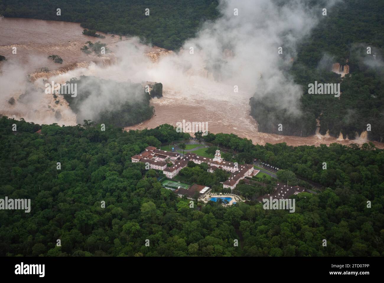 Wunderschöner Hubschrauberrundflug zu den Iguazu Falls während der Überschwemmung Stockfoto