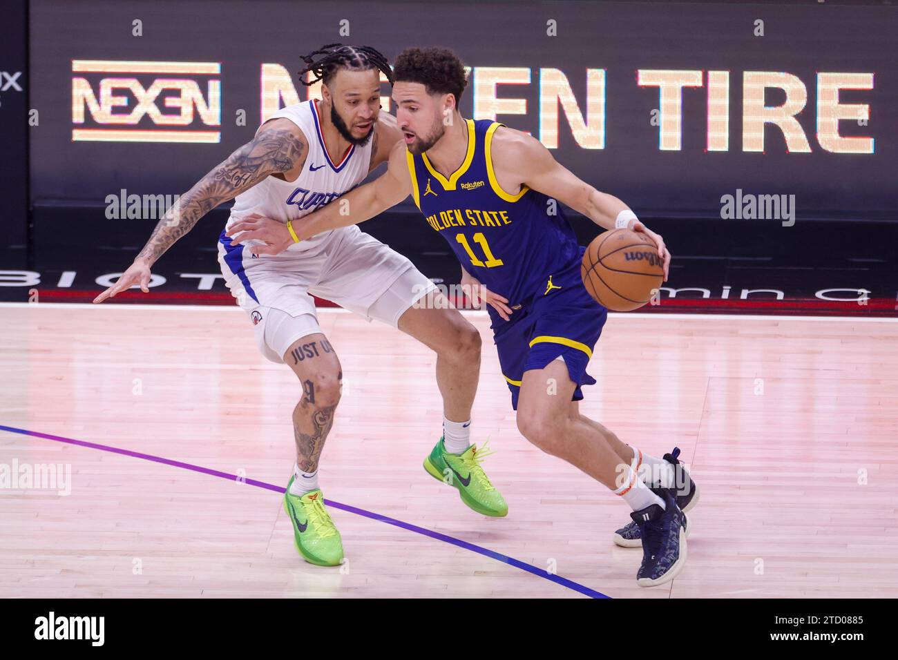 Klay Thompson (R) der Golden State Warriors und Amir Coffey (L) von Los Angeles Clippers wurden während des NBA-Basketballspiels zwischen Clippers und Warriors in der Crypto.com Arena in Aktion gesehen. Endpunktzahl: Clippers 121:113 Golden State Warriors. (Foto: Ringo Chiu / SOPA Images/SIPA USA) Credit: SIPA USA/Alamy Live News Stockfoto