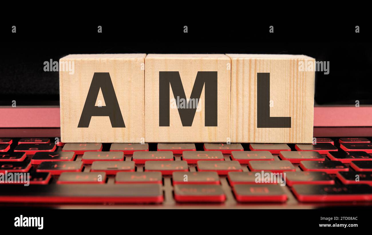 AML ANTI GELDWÄSCHE die Beschriftung auf Holzwürfeln auf der Laptop-Tastatur. Stockfoto