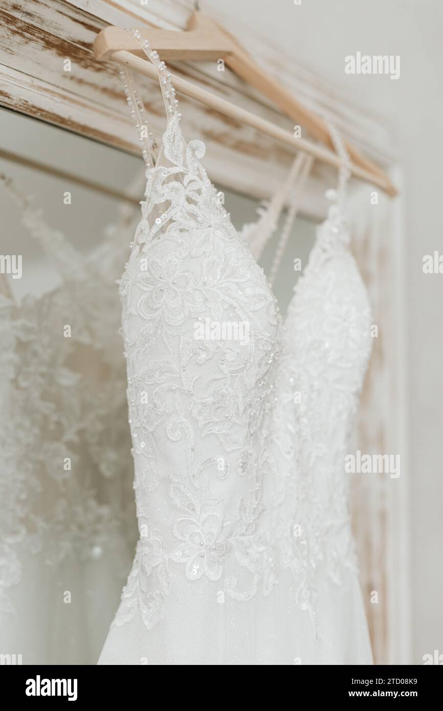 Elegantes Hochzeitskleid mit weißer Spitze und Paillettenstickerei Stockfoto