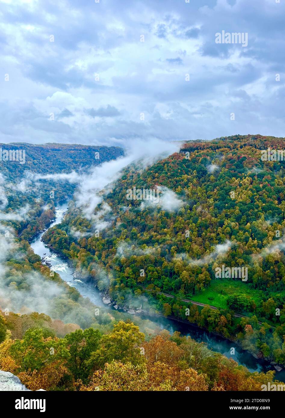 New River, der durch die West Virginia Mountainside führt Stockfoto
