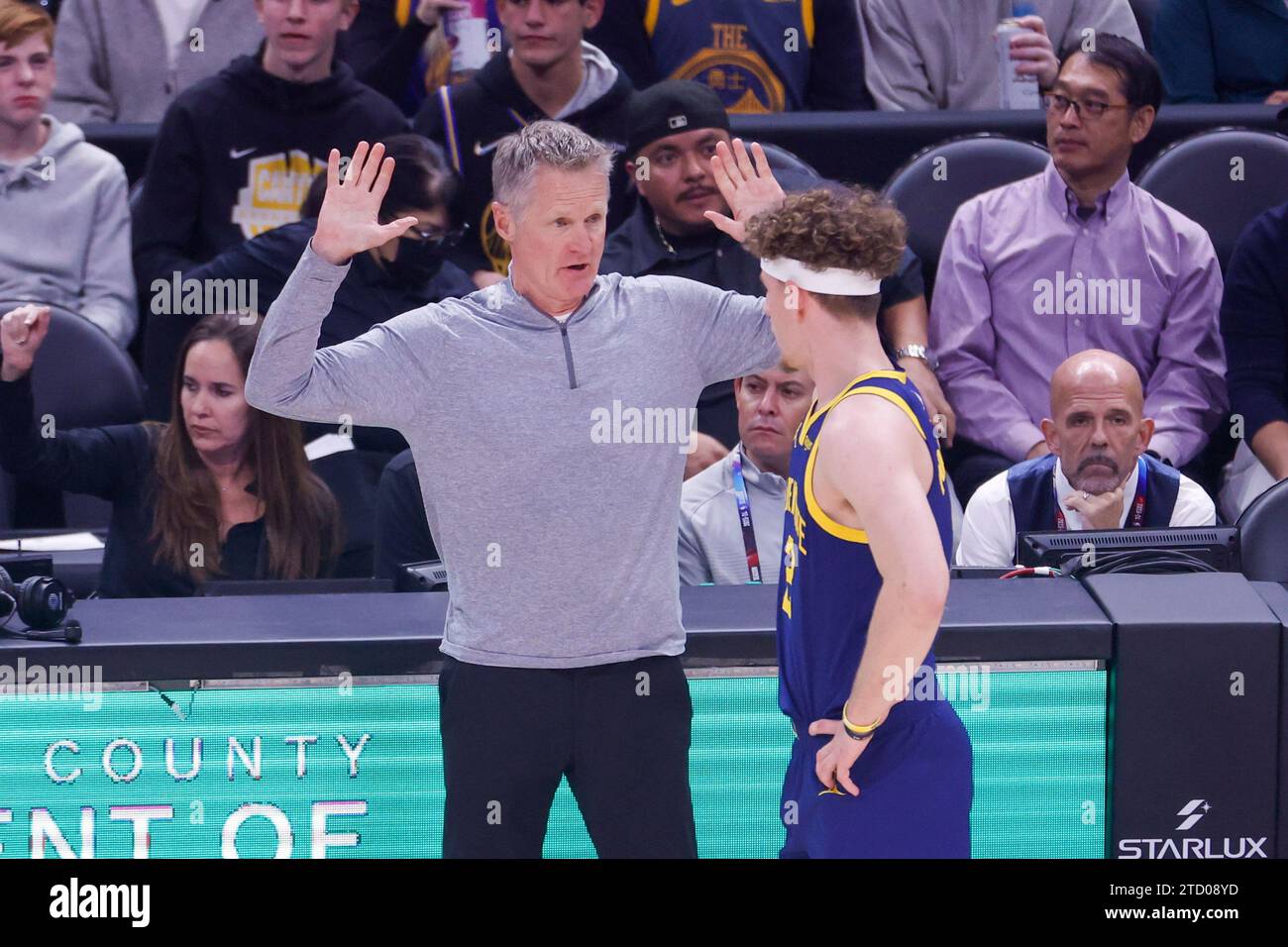 Steve Kerr (L), Cheftrainer der Golden State Warriors, spricht mit Brandin Podziemski (R) während des NBA-Basketballspiels zwischen Clippers und Warriors in der Crypto.com Arena. Endpunktzahl: Clippers 121:113 Golden State Warriors. Quelle: SOPA Images Limited/Alamy Live News Stockfoto