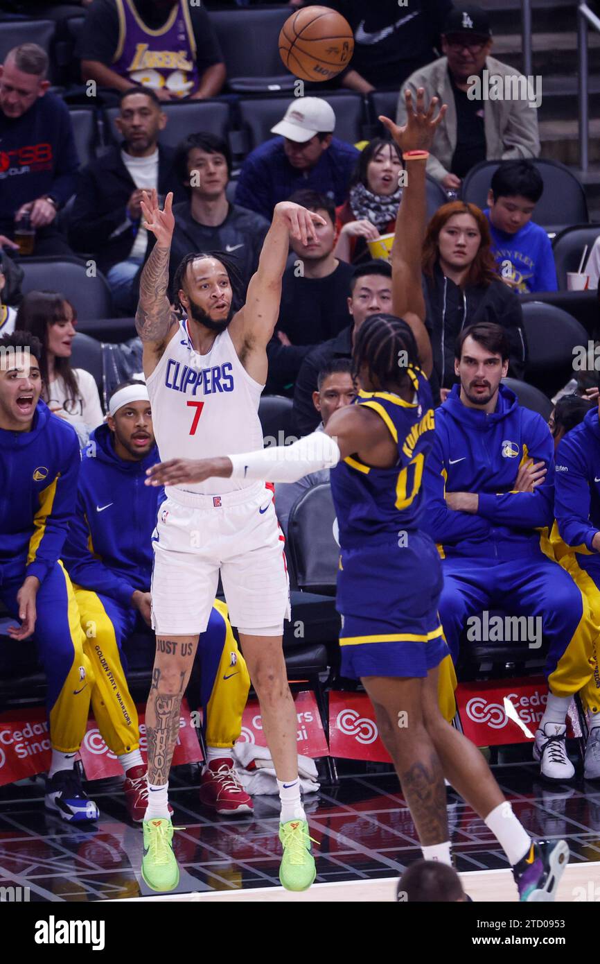 Los Angeles Clippers’ Amir Coffey (L) und Jonathan Kuminga (R) der Golden State Warriors wurden während des NBA-Basketballspiels zwischen Clippers und Warriors in der Crypto.com Arena in Aktion gesehen. Endpunktzahl: Clippers 121:113 Golden State Warriors. Quelle: SOPA Images Limited/Alamy Live News Stockfoto