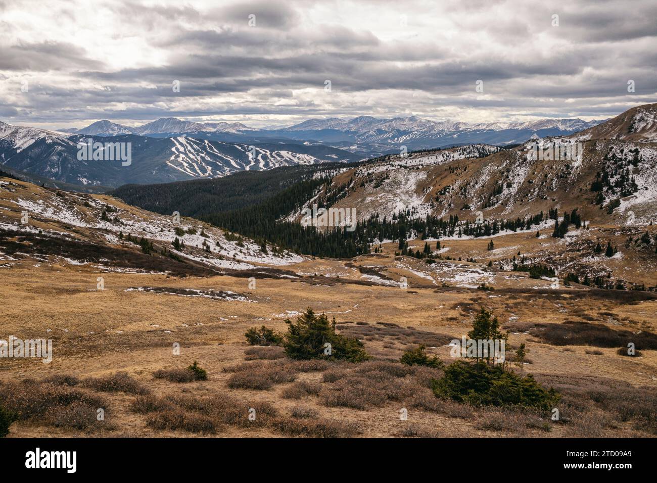 Herbstlandschaft mit Skigebieten im Hintergrund, Colorado Stockfoto