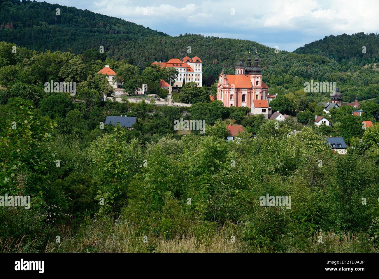 Schloss, Kirche, Valec, Region Karlsbad, Tschechische Republik Stockfoto