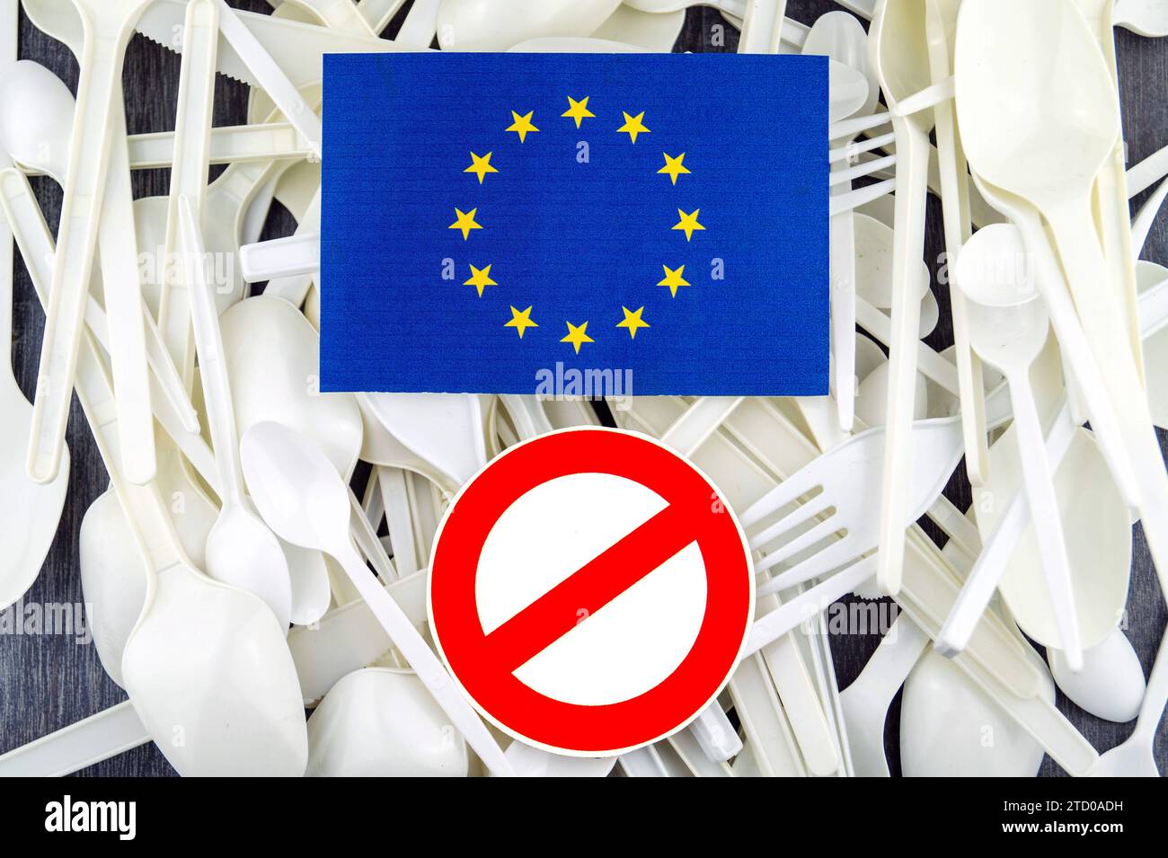 Plastikbesteck mit Verbotsschild und EU-Flagge, symbolisches Bild für das Verbot von Kunststoff in der EU Stockfoto