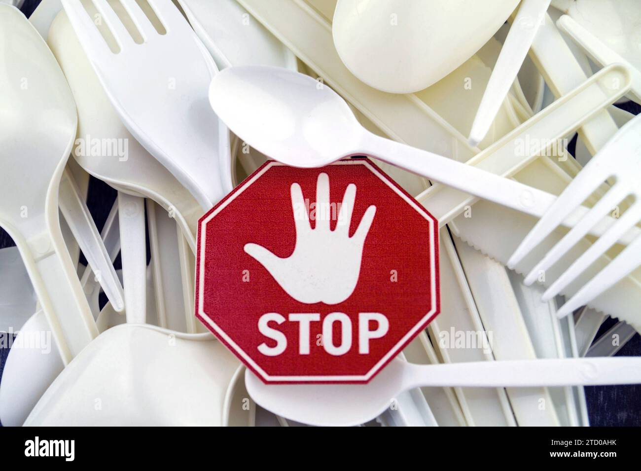 Plastikbesteck mit Stoppschild, symbolisches Bild für das Kunststoffverbot Stockfoto