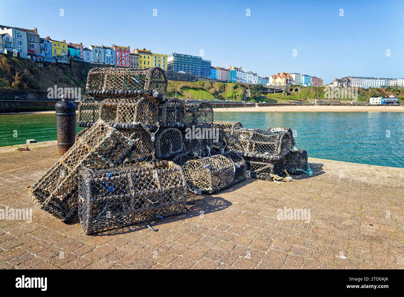 Krabben- und Lobsertöpfe im Hafen von Tenby South Wales Stockfoto