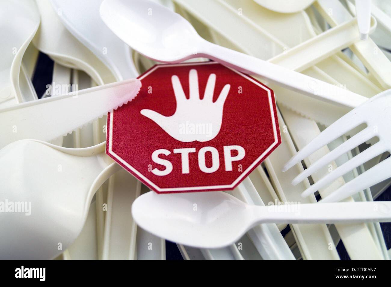 Plastikbesteck mit Stoppschild, symbolisches Bild für das Kunststoffverbot Stockfoto