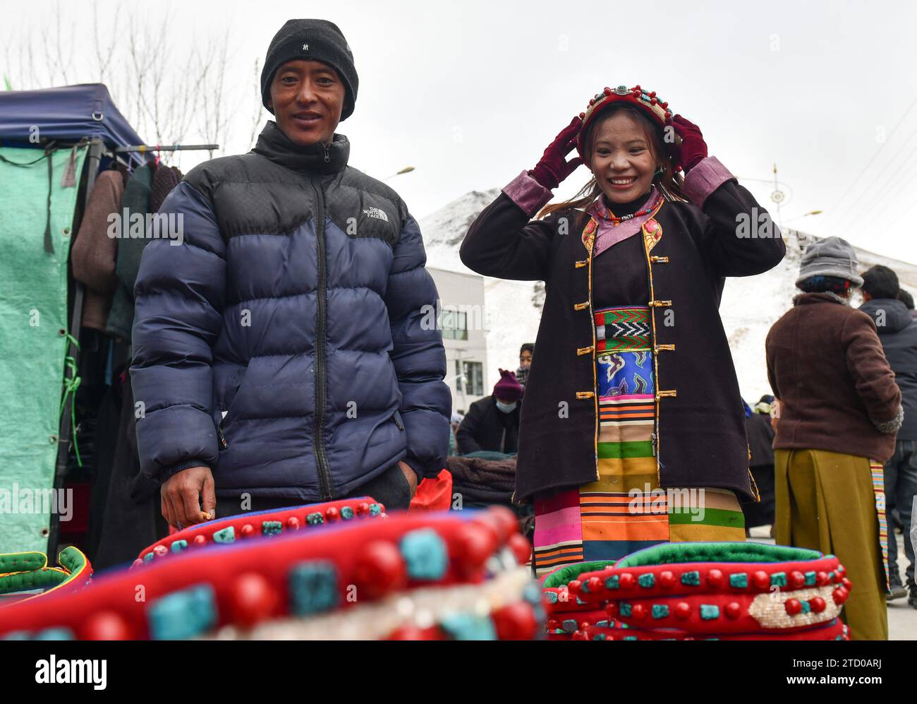 (231215) -- XIGAZE, 15. Dezember 2023 (Xinhua) -- Eine Frau wählt Kopfaccessoires auf einer Messe im Kangmar County Xigaze, südwestchinesischer Autonomen Region Xizang, 13. Dezember 2023. Die fünftägige Messe schloss am 14. Dezember im Kangmar County in Xigaze, das mehr als 200 freie Verkaufsstände für Händler zur Verfügung stellte. (Xinhua/Kelsang Namgyai) Stockfoto
