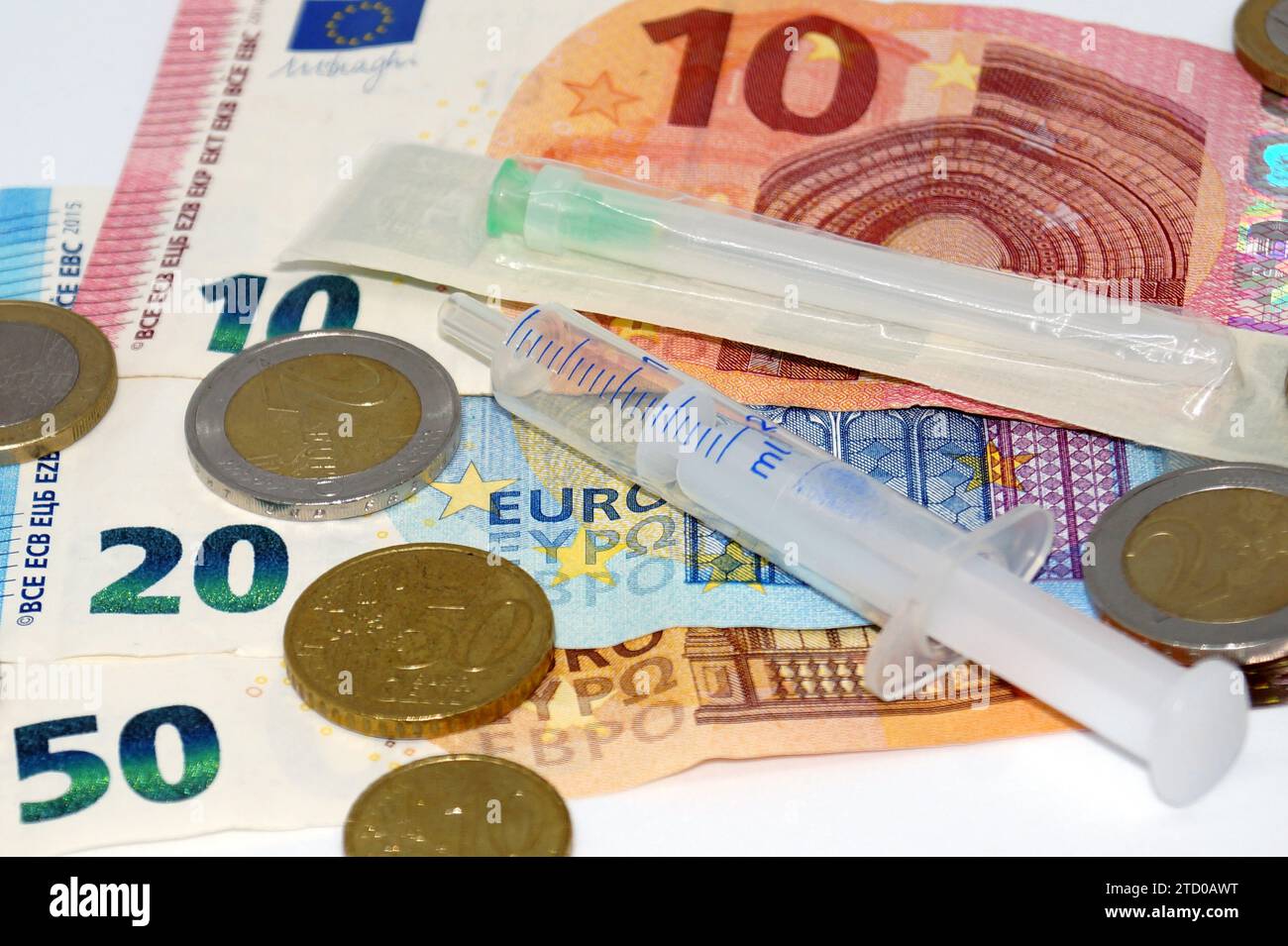 Spritze mit Euro, symbolisches Bild für medizinische Kosten Stockfoto
