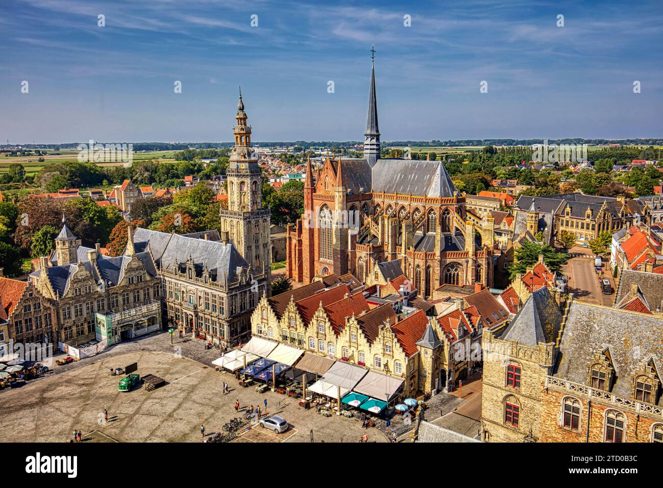 Blick auf den Marktplatz Grote Markt mit Kirche St. Walburga und Belfried, Belgien, Westflandern, Veurne Stockfoto