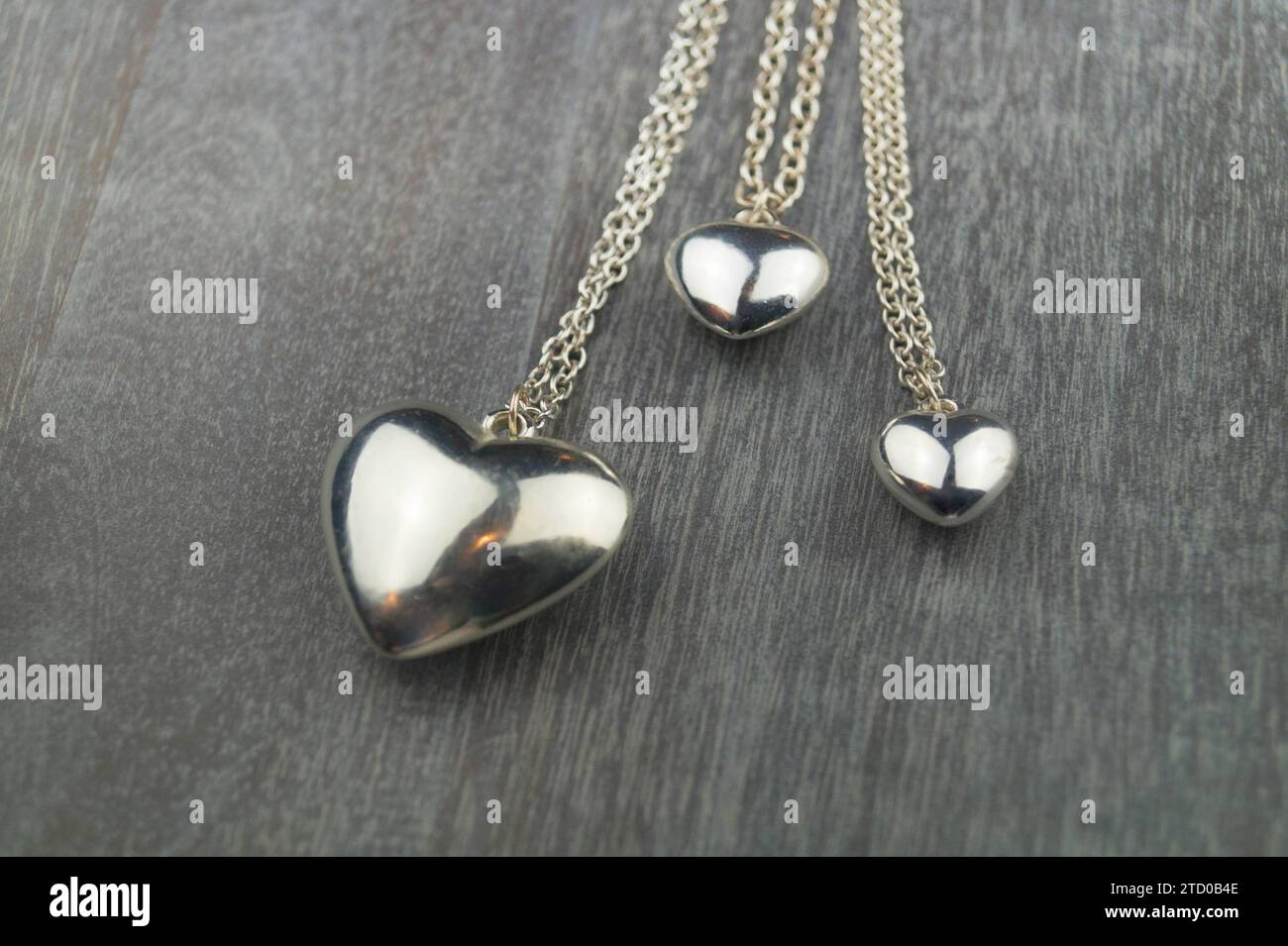 Silberschmuck-Anhänger mit drei Herzen Stockfoto