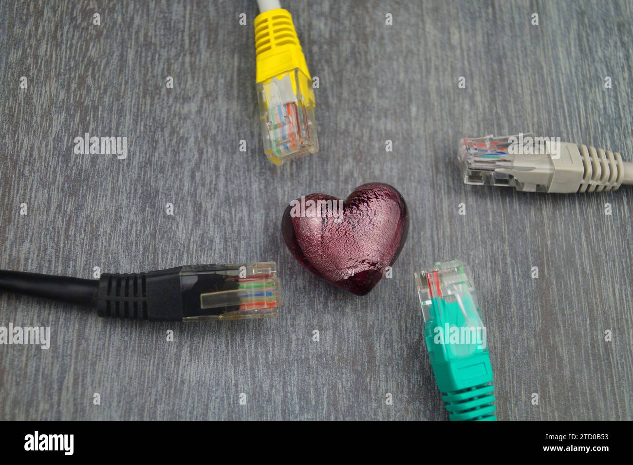 Herz mit Internetkabeln, symbolisches Bild der Liebe online Stockfoto