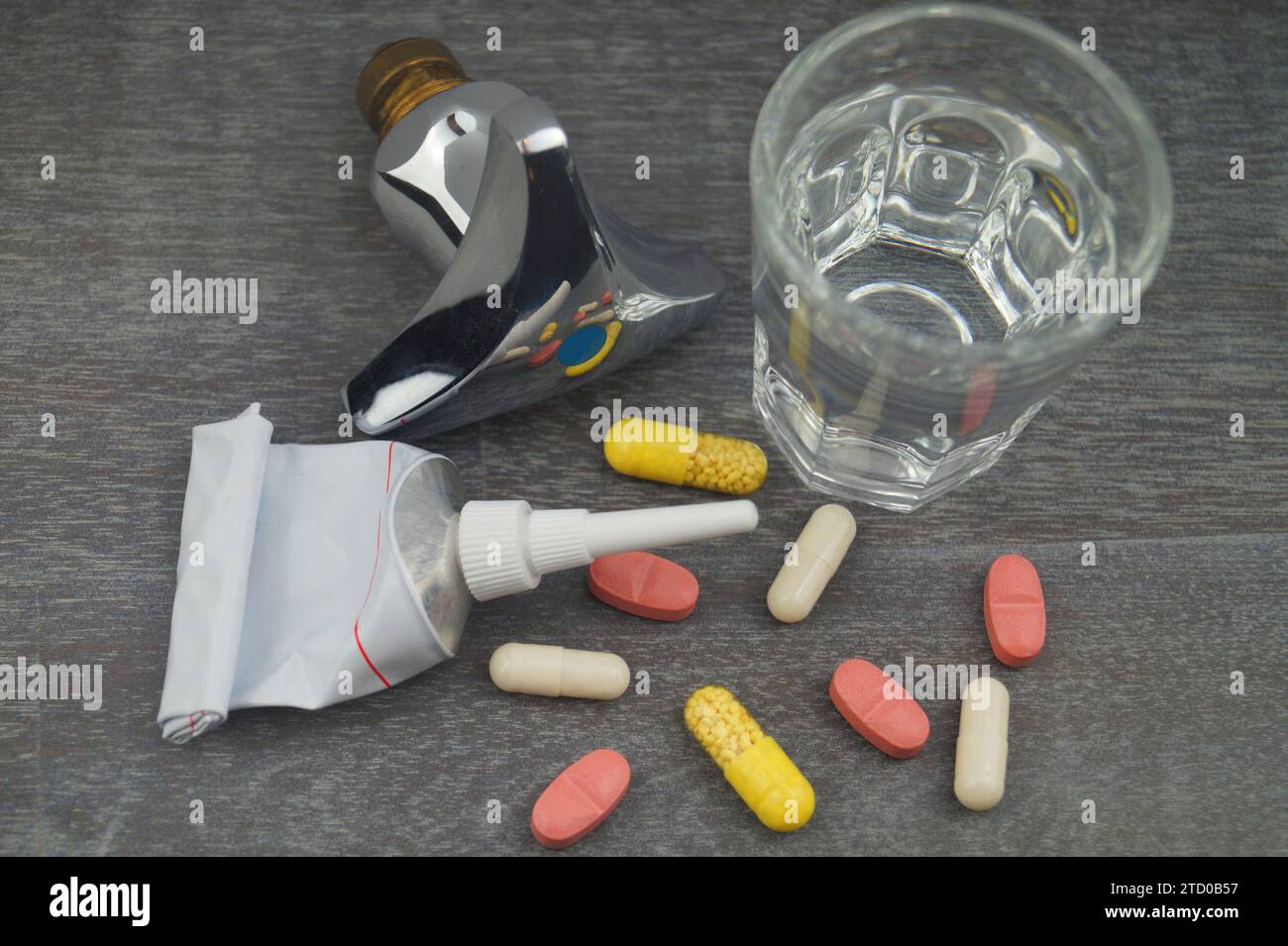 Symbolische Bildrückstände von Arzneimitteln und Salben im Trinkwasser Stockfoto