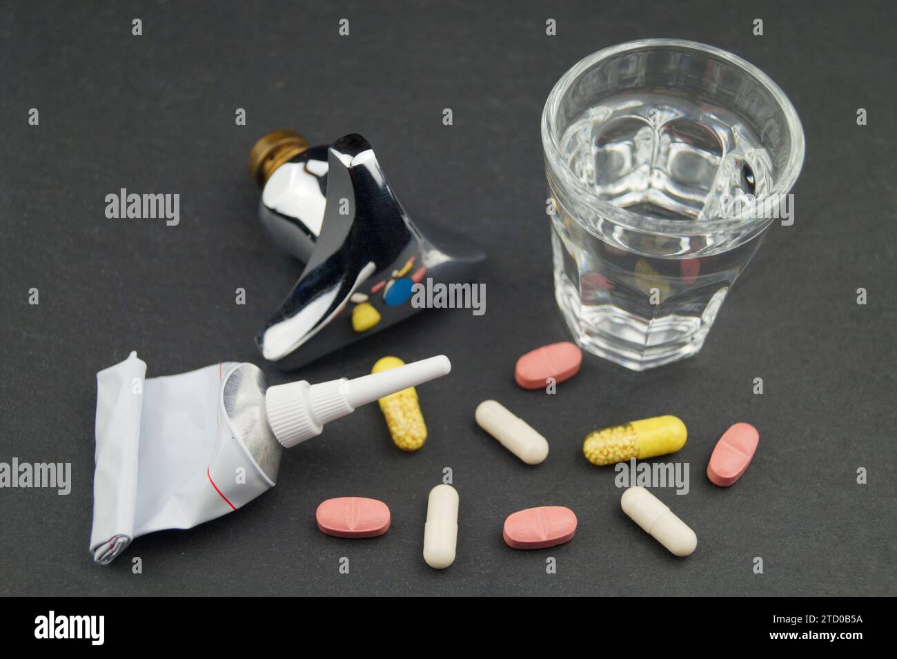 Symbolische Bildrückstände von Arzneimitteln und Salben im Trinkwasser Stockfoto
