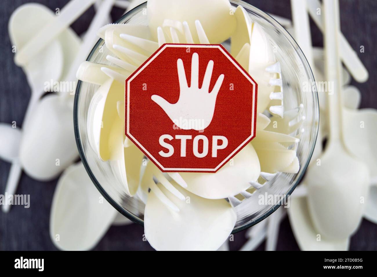 Plastikbesteck im Glas im Blick, mit Stoppschild, symbolisches Bildverbot aus Kunststoff Stockfoto