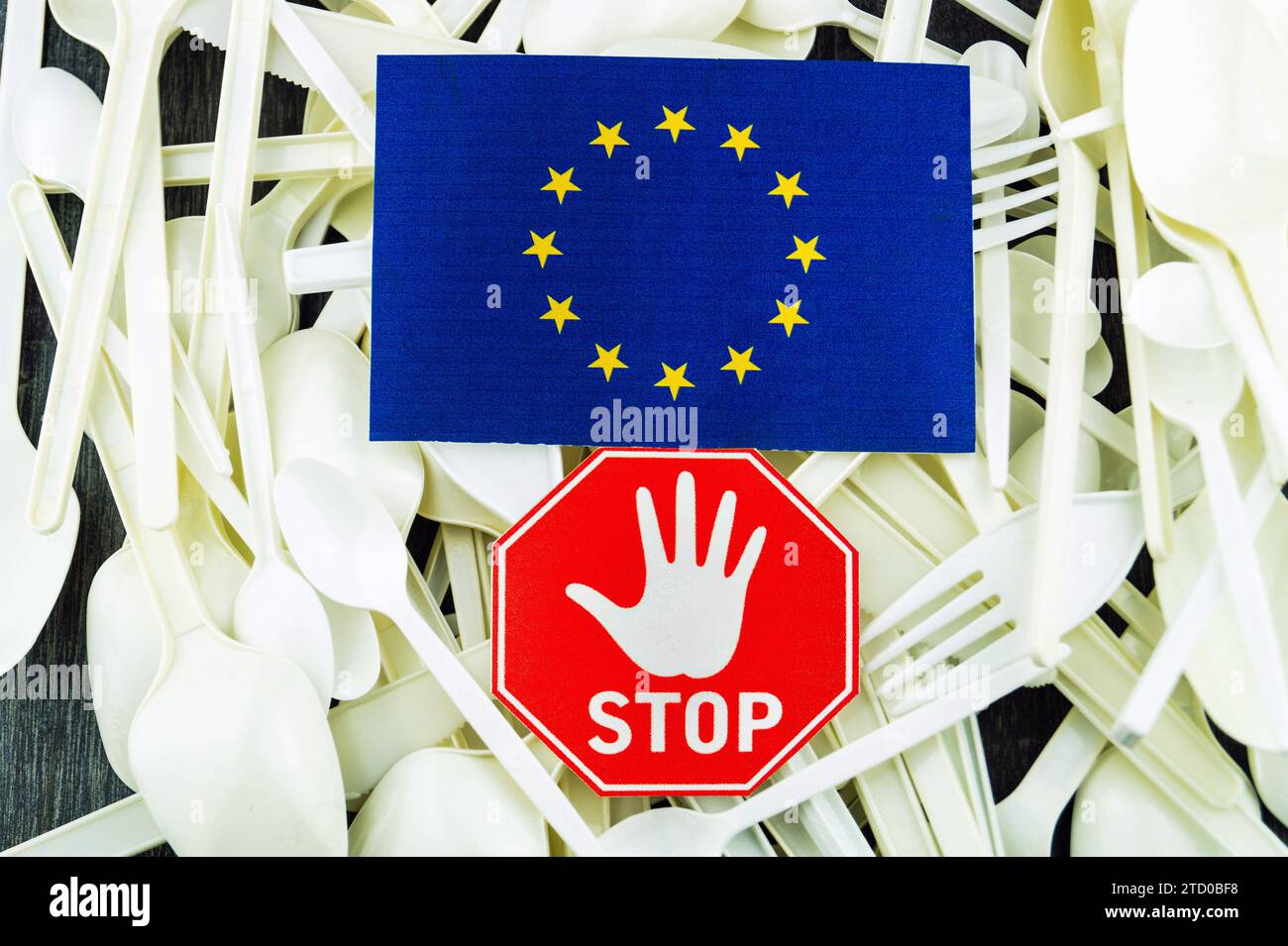 Kunststoffbesteck mit Stoppschild und EU-Flagge, symbolisches Bild für das Verbot von Kunststoff in der EU Stockfoto