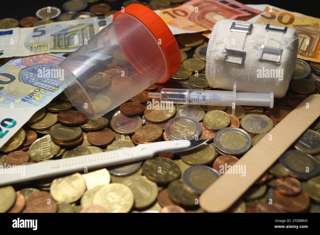 Becher, Verband, Skalpell, Spritze, Holzspachtel mit Euro, symbolisches Bild für medizinische Kosten Stockfoto