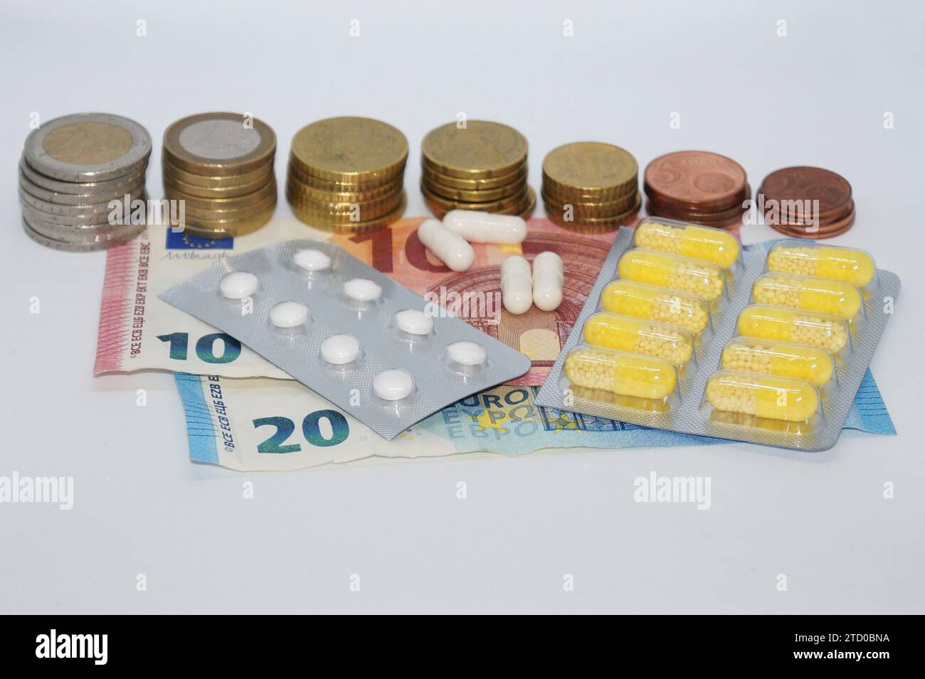 Verschiedene Tabletten mit Euro, symbolisches Bild für medizinische Kosten Stockfoto