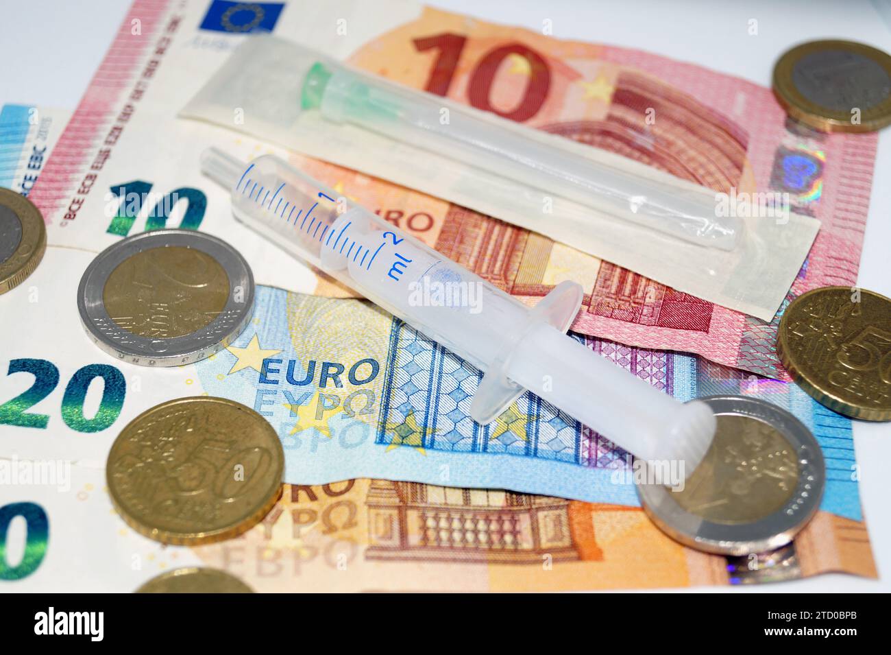 Spritze mit Euro, symbolisches Bild für medizinische Kosten Stockfoto