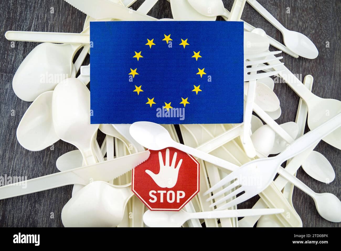 Kunststoffbesteck mit Stoppschild und EU-Flagge, symbolisches Bild für das Verbot von Kunststoff in der EU Stockfoto