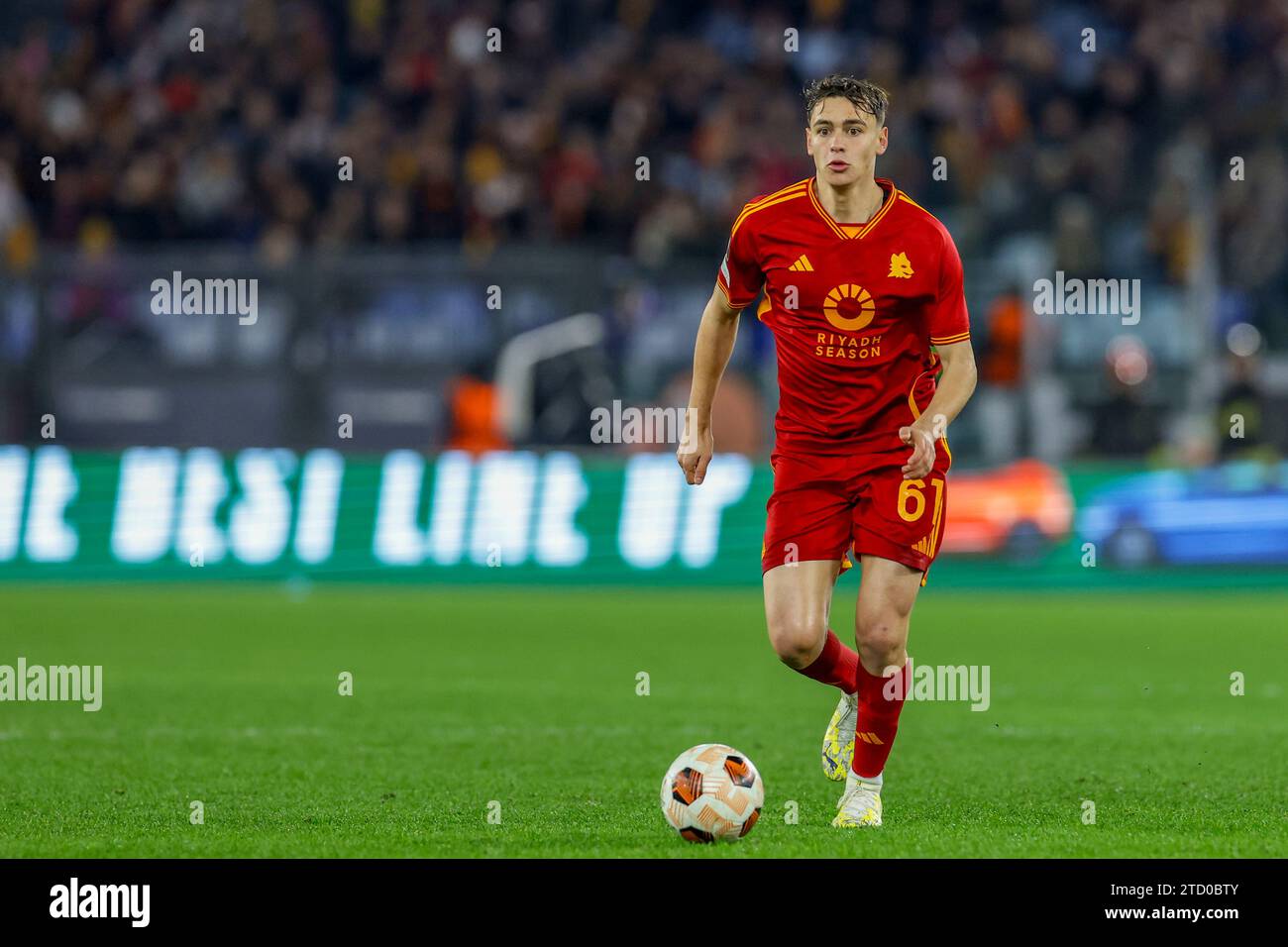 Der italienische Mittelfeldspieler Niccolo Pisilli kontrolliert den Ball während des Gruppenspiels der UEFA Europa League zwischen AS Roma und Sheriff Tiraspol am 14. Dezember 2023 im Olimpico-Stadion in Rom. Stockfoto