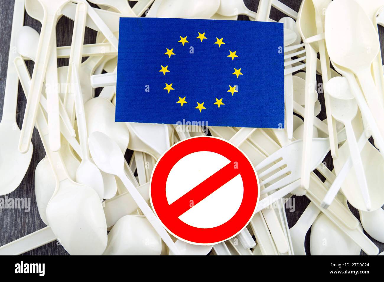 Plastikbesteck mit Verbotsschild und EU-Flagge, symbolisches Bild für das Verbot von Kunststoff in der EU Stockfoto