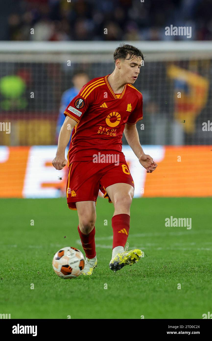 Der italienische Mittelfeldspieler Niccolo Pisilli kontrolliert den Ball während des Gruppenspiels der UEFA Europa League zwischen AS Roma und Sheriff Tiraspol am 14. Dezember 2023 im Olimpico-Stadion in Rom. Stockfoto